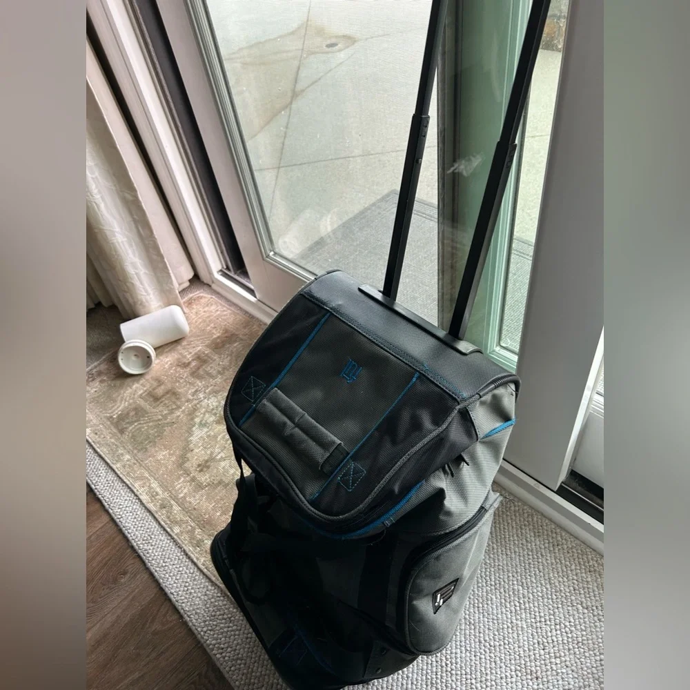 FUL Rolling Duffle/gym bag  22"x12"x12" - Picture 9 of 10